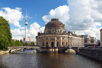 Berlin Mitte Bodemuseum mit Fernsehturm an der Spree  / Bild 25590085