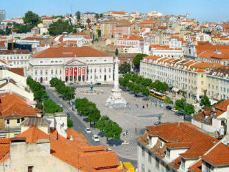 Blick von der Aussichtsplattform des Aufzugs Santa Justa zum Platz Praça Dom Petro IV