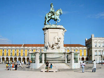Der fast quadratische (180 x 190 m) Praça do Comércio, Geschäfts- oder Handelsplatz in Lissabon