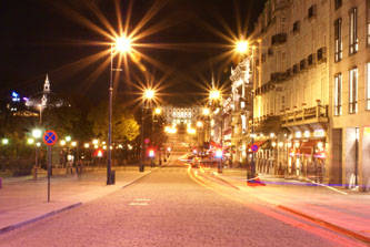 Karl-Johans-Gate in Oslo bei Nacht mit Blick zum kniglichen Schloss