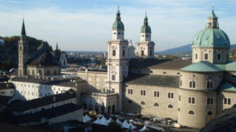 Salzburg - Kapitelplatz mit Salzburger Dom mit Stiftskirche St. Peter